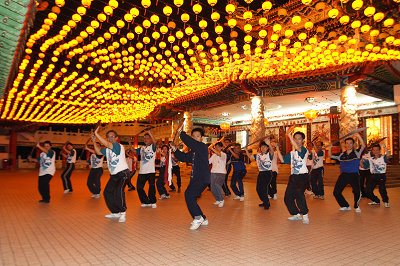 天后宫练习陈式太极单刀 Students practicing Sabre (Dan Dao) at Thean Hou Temple, Kuala Lumpur